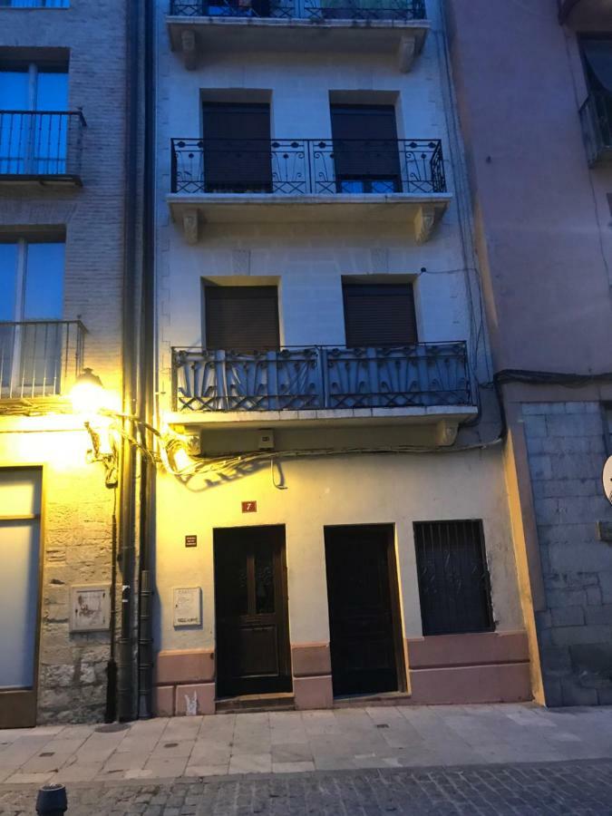 Three-Bedroom House,882904870:JPEG